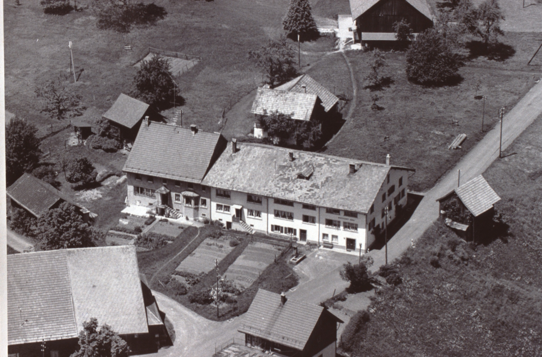 Luftaufnahme Chloster. Im  Flarz rechts Wirtschaft Berg