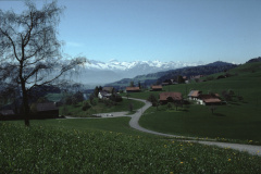Ghöch. TCS-Parkplatz, Sicht auf Tödi, Scheerhorn (davor grosser und kleiner Aubrig) und Schächentaler Windgellen