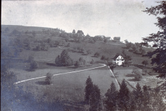 Schulhaus Berg. Gut sichtbar die alte Str. Kleinbäretswil-Fehrenwaltsberg, die neue Str. mit weniger Steigung wurde 1848 gebaut, eine Notstandsarbeit, an der vor allem Familienväter beteilgt waren.