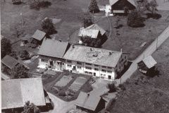 Luftaufnahme Chloster. Im  Flarz rechts Wirtschaft Berg
