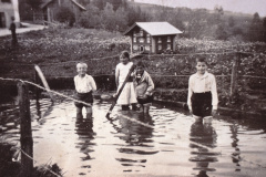 Chlibäretswil, Feuerweiher und Schwelliwisli mit Entenhaus, vlnr Albert Egli (Sekelmeisters), Röseli Eicher, NN, Fritz Eicher