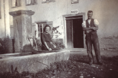Chlibäretswil Flarz 2. Haus von der Strasse, Volg-Laden 1918-1935. Emma und Emil Walder-Schaufelberger, Wirtepaar Walder (ab ca. 1960 Wirtschaft Berg). imVG Dorfbrunnen von 1888.