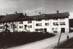 Flarz, ganz rechts Wirtschaft Berg (Walder)