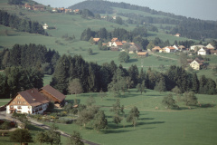Lee - Chlibäretswil - Schulhaus - Fehrenwaldsberg. Auf diesem Bild ist die "Sagi" gut erkennbar (vor der grossen Scheune im Dorf).