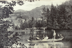 Waldfest bei Seelisberg, Ruderboot auf dem Hellweiher (Gde. Bäretswil) bei Seelisberg (Gde. Fischenthal), oberhalb Gibswil