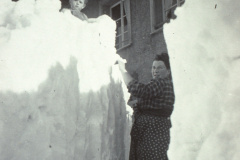 Kleinbäretswil hinter dem Flarz (Chloster). Margrit Egli-Zollinger (Sekelmeisters) mit Sohn Albert jun. (*1949)