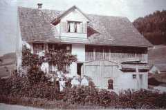 Haus zw. Restaurant & Sägerei