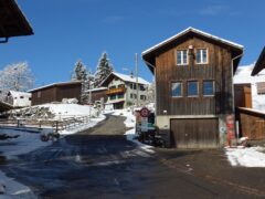 Haus Egli-Abegg, hinten Mitte, vorne Scheune Egli Thomas 2016