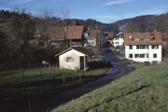 Hinterburg, links ehemalige Milchsammelstelle, rechts «Fabrikli», ehem. Weberei von Tobler