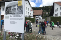 Jakob-Stutz-Weg Eröffnungsfest, Neue Tafel mit QR-Code und Geburtshaus, imHG echtes Geburtshaus