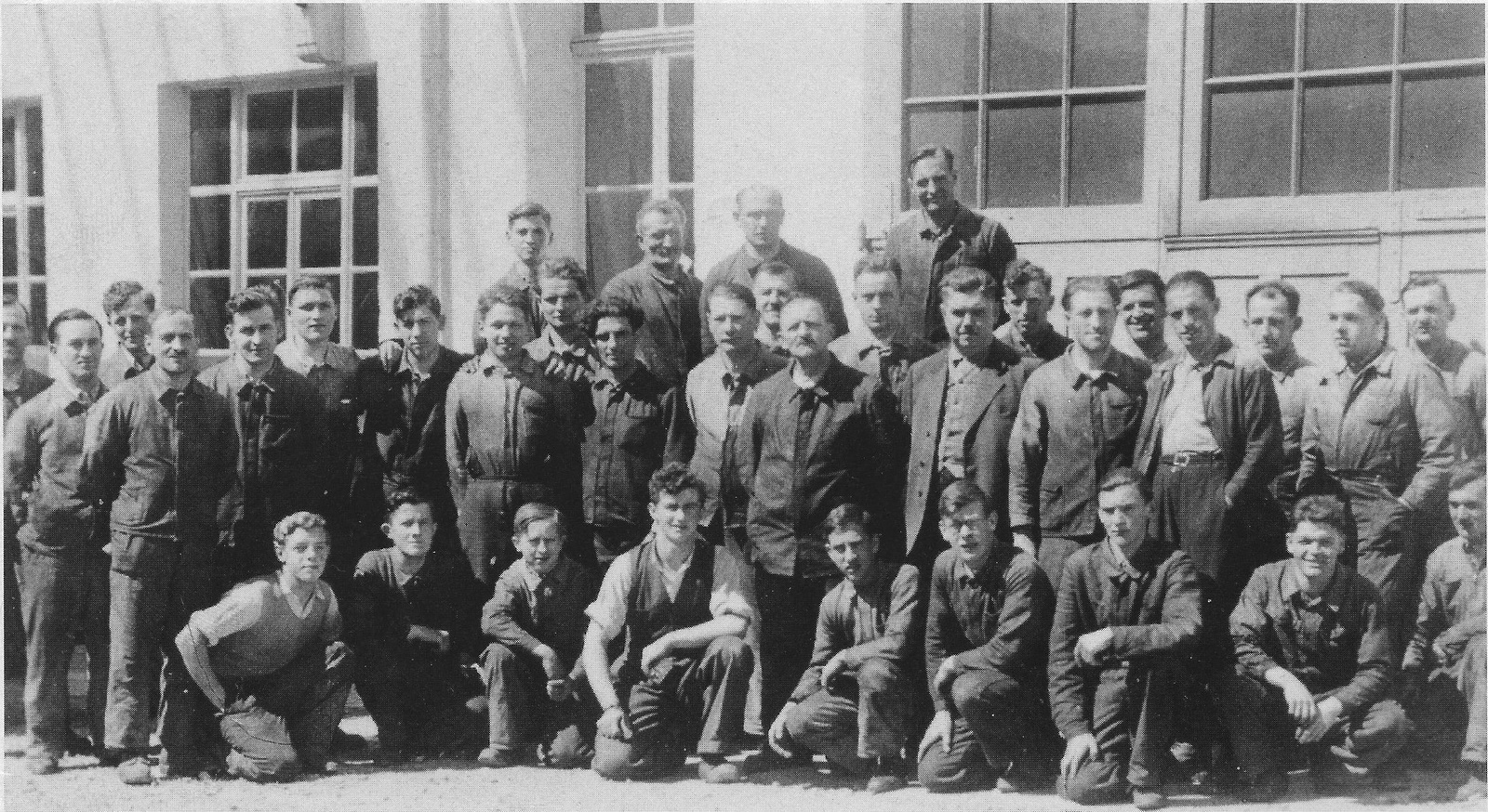 Belegschaft 1938 in Bäretswil. Acht Lehrlinge von Wald, Hinwil und dem Tösstal