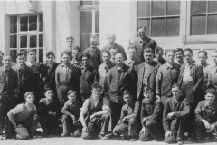 Belegschaft 1938 in Bäretswil. Acht Lehrlinge von Wald, Hinwil und dem Tösstal