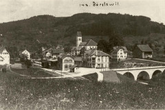 Bahnhof mit Restaurant, Gemeindekanzlei (mit den beiden Kastanienbäumen) und Zehntenscheune.