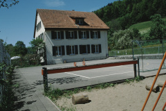 Schulhaus Tanne mit Turnplatz