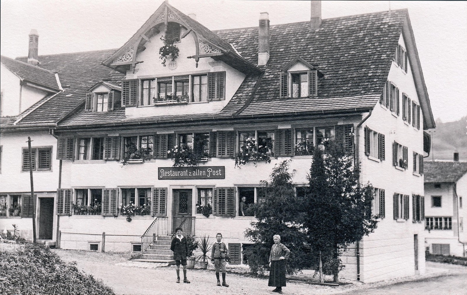 Restaurant zur alten Post. rechts vorne Hulda Hürlimann 