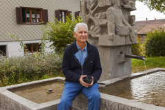 Regisseur Dieter Hitz am Jakob Stutz Brunnen in Isikon