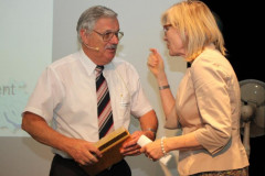 H-P Hulliger,  GdePräsidienVerband GV GPV-ZH 2014, Verabschiedung durch Regine Aeppli