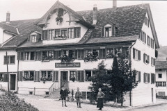 Restaurant zur alten Post. rechts vorne Hulda Hürlimann