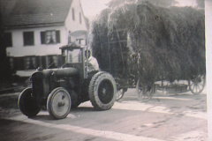 Heufuder von Traktor gezogen, Walter Stoessel
