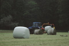 Heuballen einwickeln, vor Hugelshofen (Seniorenwanderung)