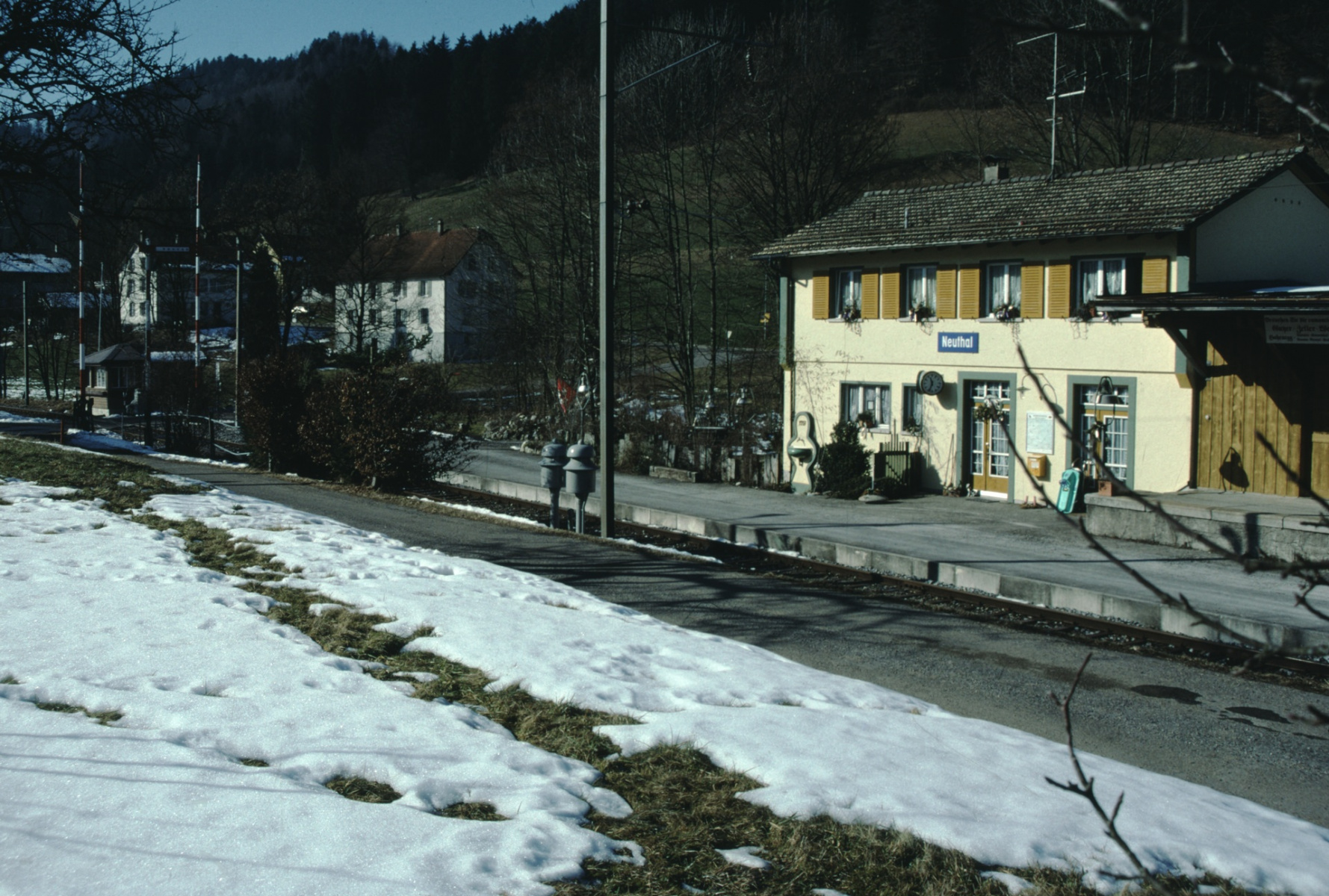 Bahnhof mit Barrierenwärterhaus