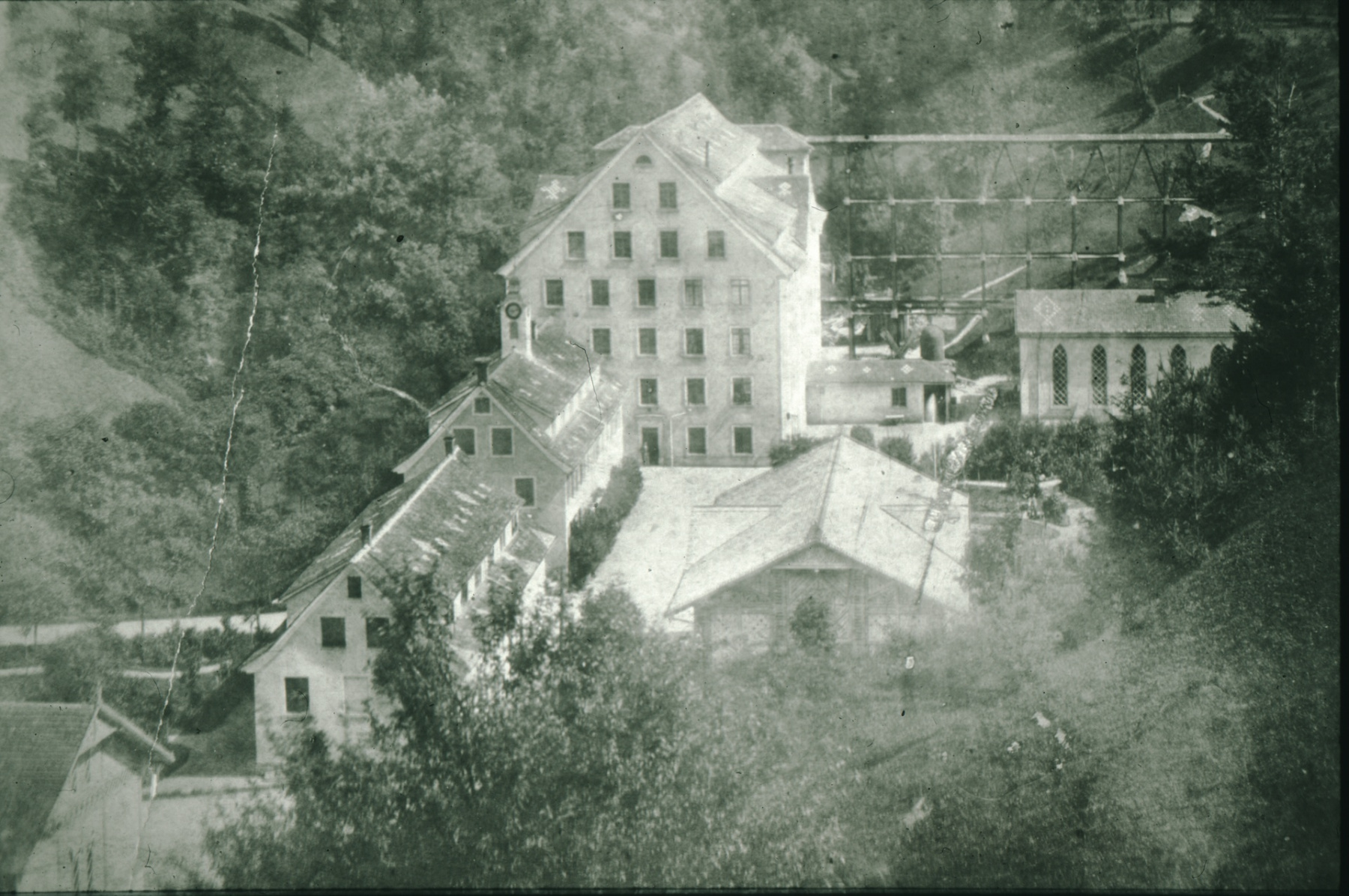 Fabrikanlage mit Kanal zum Wasserrad - ältestes bekanntes Foto von Neuthal!