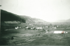 Neuthal aus Rtg Hinterburg, lk Schulhaus, hinten Hof