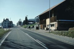 lk Kosthäuser - Mitte Schulhaus Hof und Restaurant Greifenberg, rt Scheune Hürlimann