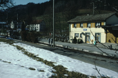 Bahnhof mit Barrierenwärterhaus