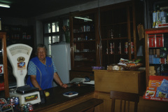 Frau Schiess, letzte Verkäuferin im Volg