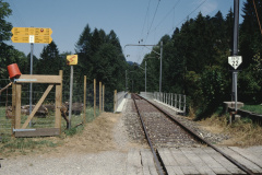 Bahnhbrücke und Wegweiser Neuthal