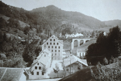 Fabrikanlage mit Zug auf der Bahnbrücke