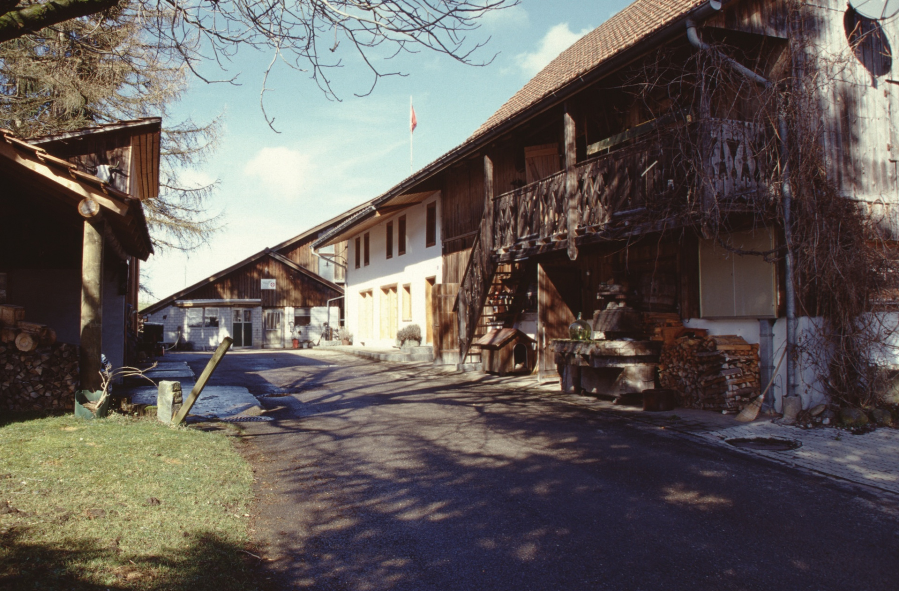 Liegenschaft Dubach, 1813 eingetragen als zwei halbe Wohnhäuser mit Scheunen.