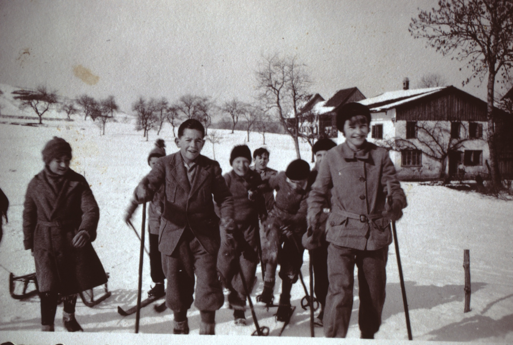 Wappenswil, Winter, Kinder mit Skis und Schlitten