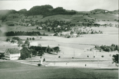 links Schulhaus Wappenswil, in Betrieb 1840-1959, 1970 abgerissen. Blick Rtg Vorder Bettswil links Schulhaus Wappenswil, in Betrieb 1840-1959, 1970 abgerissen. Blick Rtg Vorder Bettswil