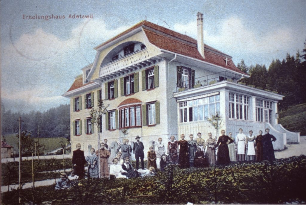 Erholungshaus in Adetswil, erbaut von der Gemeinnützigen Gesellschaft. Hinten mit Bart sieht man Pfarrer Flury, der Spiritus Rectus des Unternehmens.