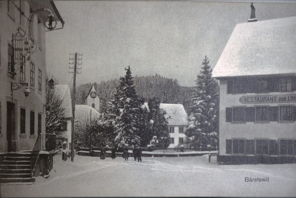 Lindenplatz, um 1900. vlnr (neuer) Bären, Kirche, Villa Spörri, Restaurant zur Linde