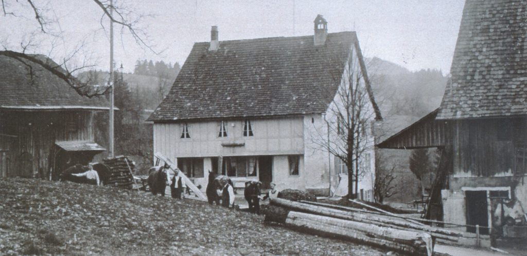 Wohnhaus der Stössel in der Waswies mit Pferden für die Transporte, ca. 1920