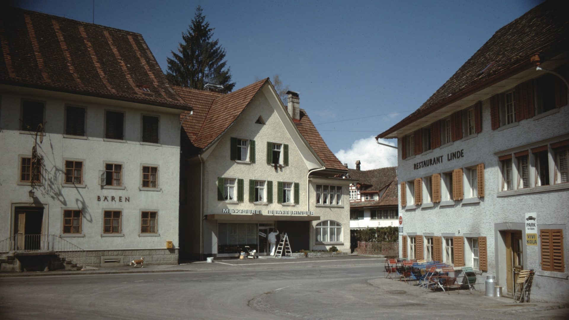 Der Dorfplatz ist das Herz von Bäretswil. Hier befinden sich die Restaurants Bären und Linde und die Dorfmetzg.