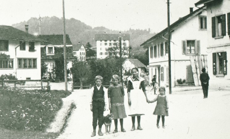 Oberdorf Bäretswil, vlnr Flarz, Weberei Spörri, Sennhütte, ca. 1920