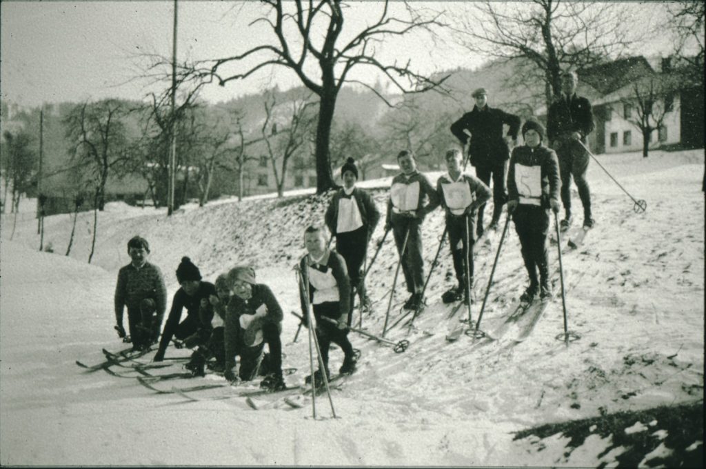 Schüler Skifahren in Wappenswil, hinten "im Chlaus", ca 1940