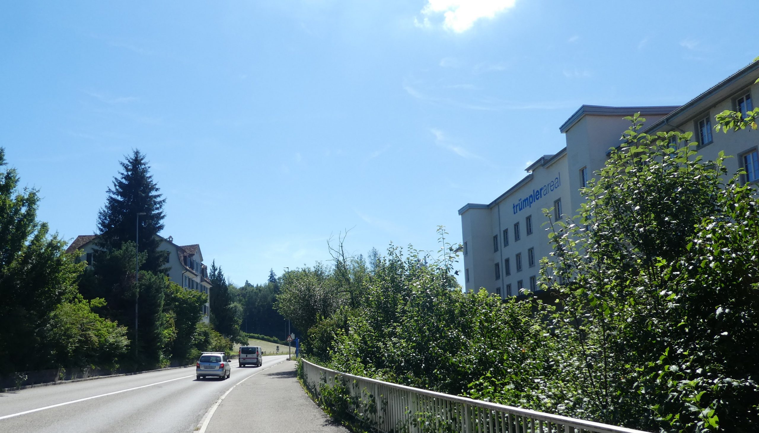 Trümpler Areal, ehemaliges Fabrikantenhaus und Spinnerei. Zwischen Strasse und Fabrik fliesst der Aabach.