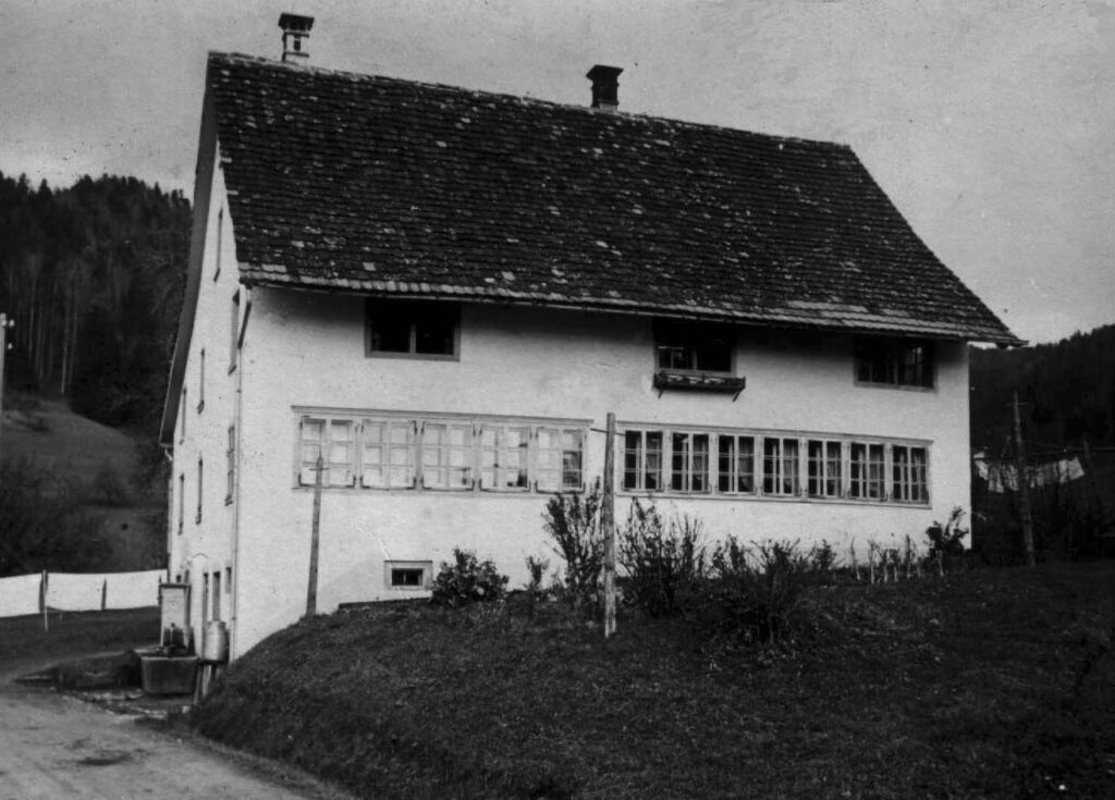 Während gut 100 Jahren, von 1882 bis 1985, gehört das Matthaus der Familie Pfenninger. Noch heute wird es von Nachkommen der Familie bewohnt.