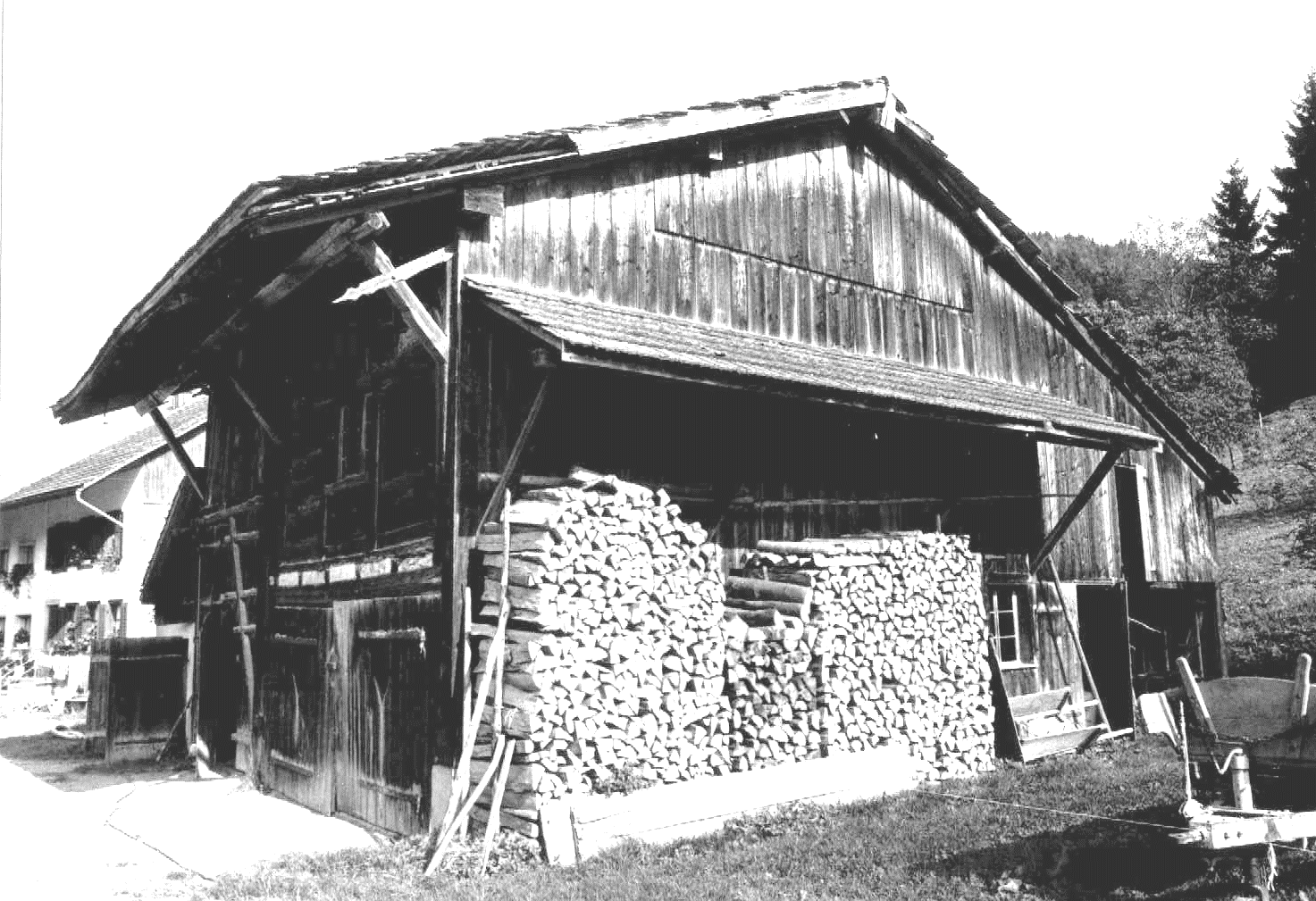 Altes Bauernhaus Spörri im Ober-Rüeggenthal (Kern: Bauernhaus Stössel 16. Jh.), fotografiert 1977 vor dem Abbruch und dem Bau der neuen Scheune von Alfred Spörri.