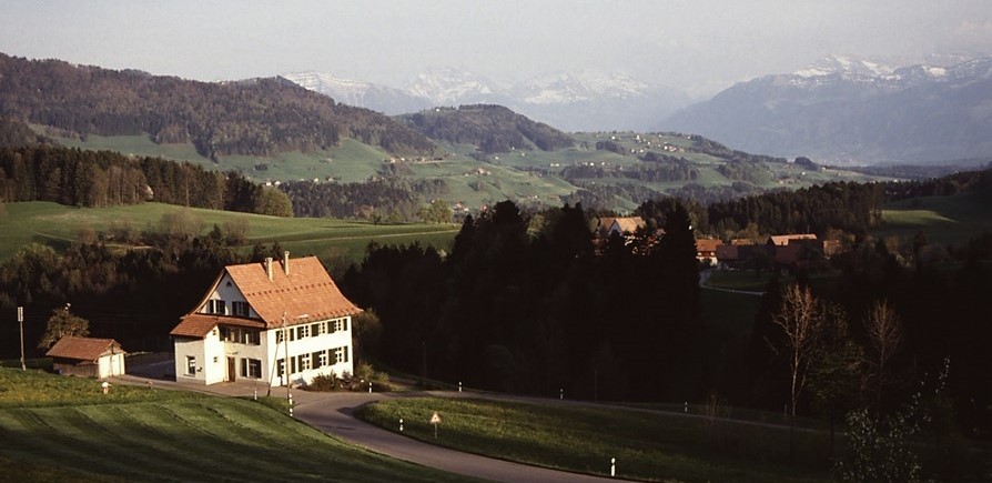 Das Schulhaus «Fehrenwaltsberg» oder «Berg» (1837-2001) mit freiem Blick über Kleinbäretswil und das Jonatal hinüber in die Glarner Berge