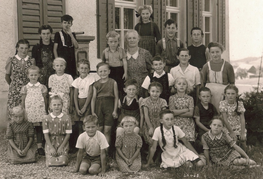 Sechsklassenschule Berg (1945) mit der Langzeitlehrerin Anna Schaufelberger. Frau Schaufelberger war Lehrerin im Schulhaus Berg von 1910 bis 1961. 1960 ernannte sie der Gemeinderat zur Ehrenbürgerin der Gemeinde Bäretswil.