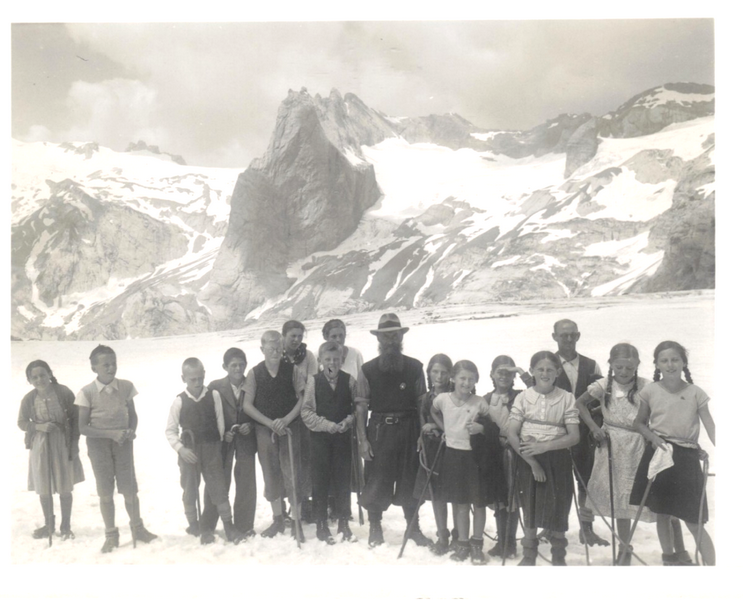 Schon früh unternehmen die Bergler Schulklassen ausgedehnte Reisen in die Berge, hier 1937 im Maderanertal am nördlichen Fuss des Gotthard-Massivs