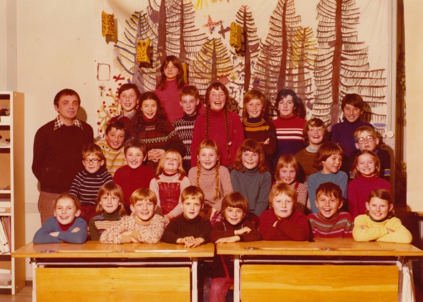 Primarlehrer Hansueli Kuhn im Schulhaus Berg mit 26 Schülern in sechs Klassen mit modernen EMBRU-Schultischen und Stühlen (ca.1975/80)