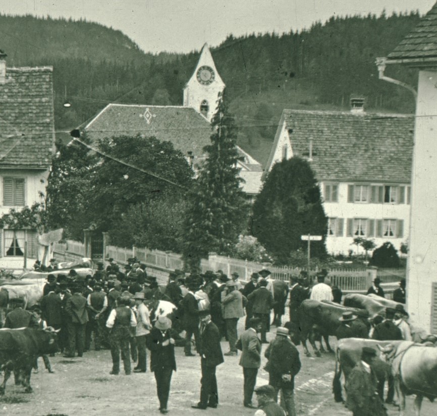 Viehmarkt auf dem Dorfplatz von Bäretswil. Neben der Kirche befindet sich die Spörri-Villa, früher Arzt Haus.
