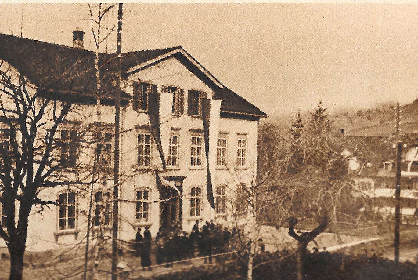 HSpi-1936-100J-Sekundarschule, Geschmücktes Schulhaus